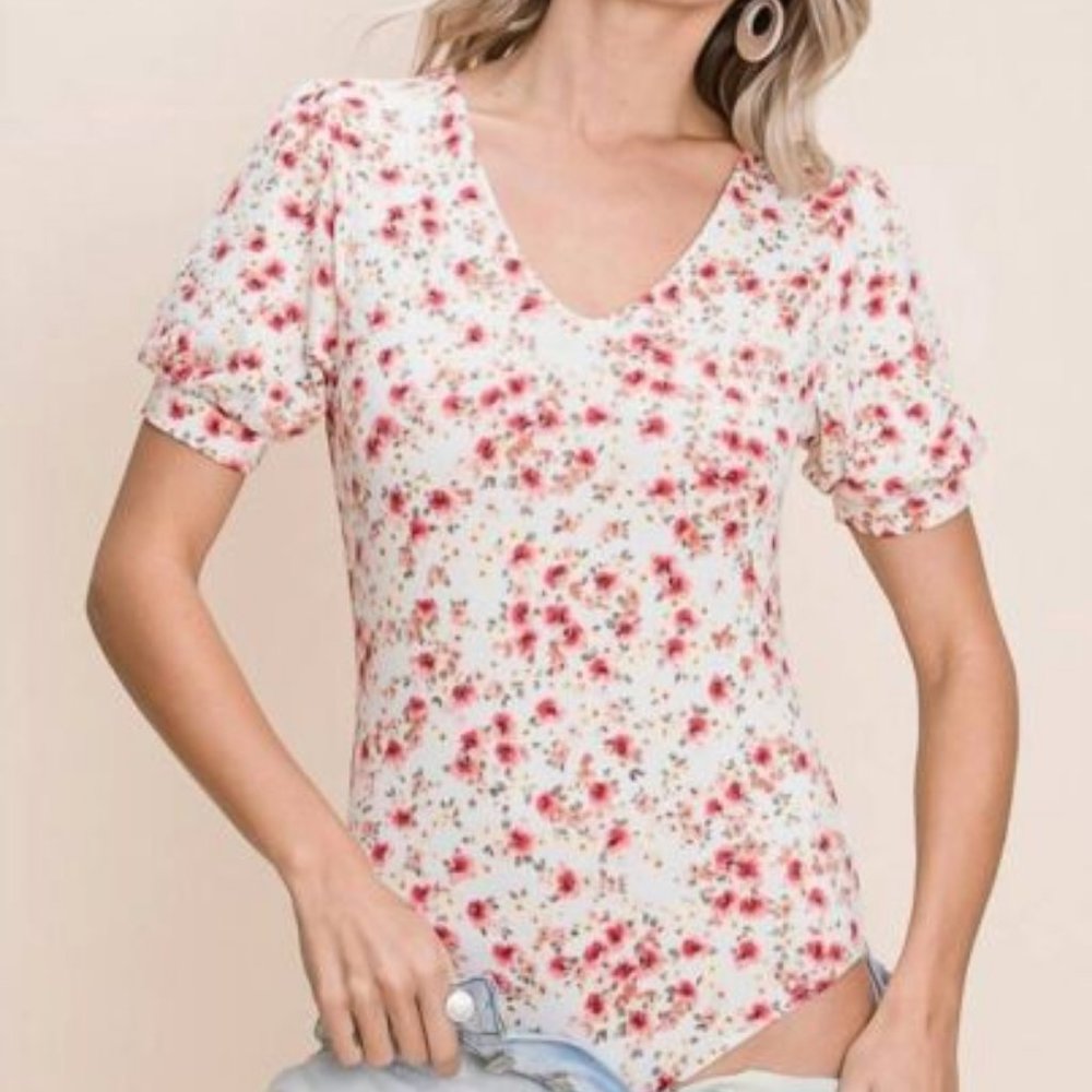 Vanilla Bay Emmy Ditsy Floral Bodysuit V Neck Short Sleeve Top Multi S/M/L NWT